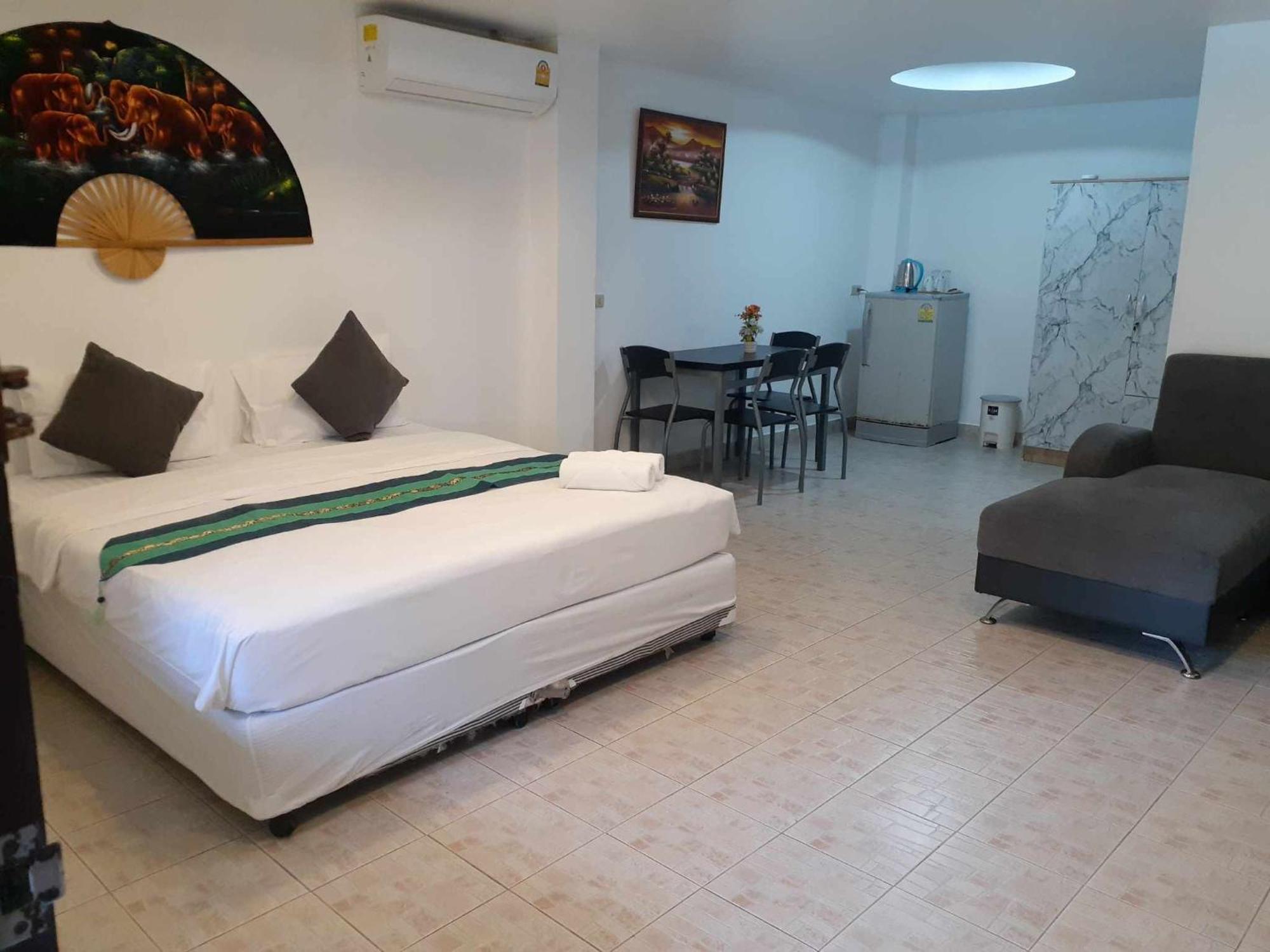 Phratamnak Inn - 100 Meter From Beach Pattaya Exterior photo