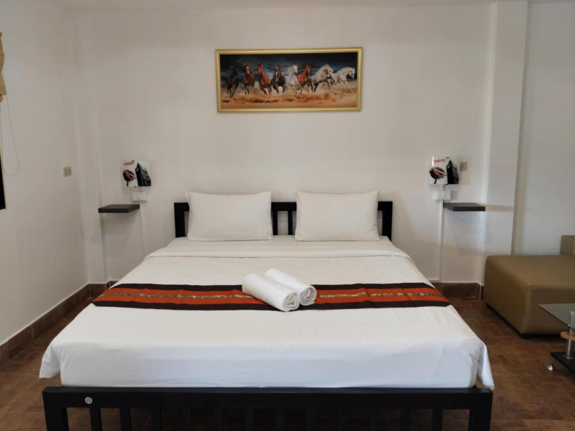 Phratamnak Inn - 100 Meter From Beach Pattaya Exterior photo