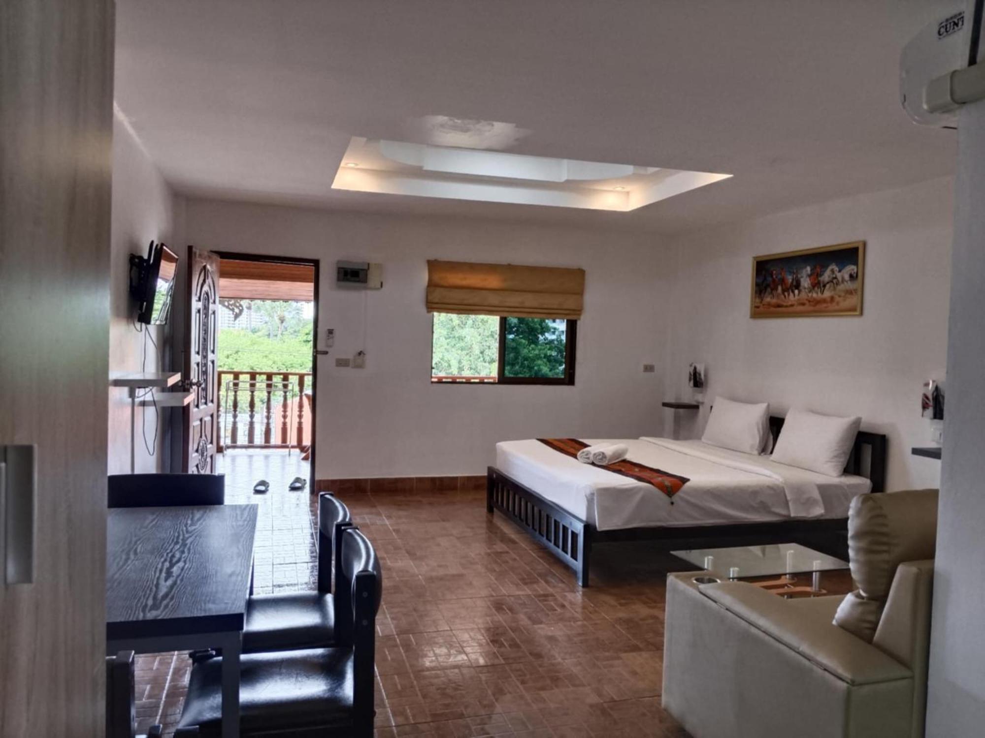 Phratamnak Inn - 100 Meter From Beach Pattaya Exterior photo