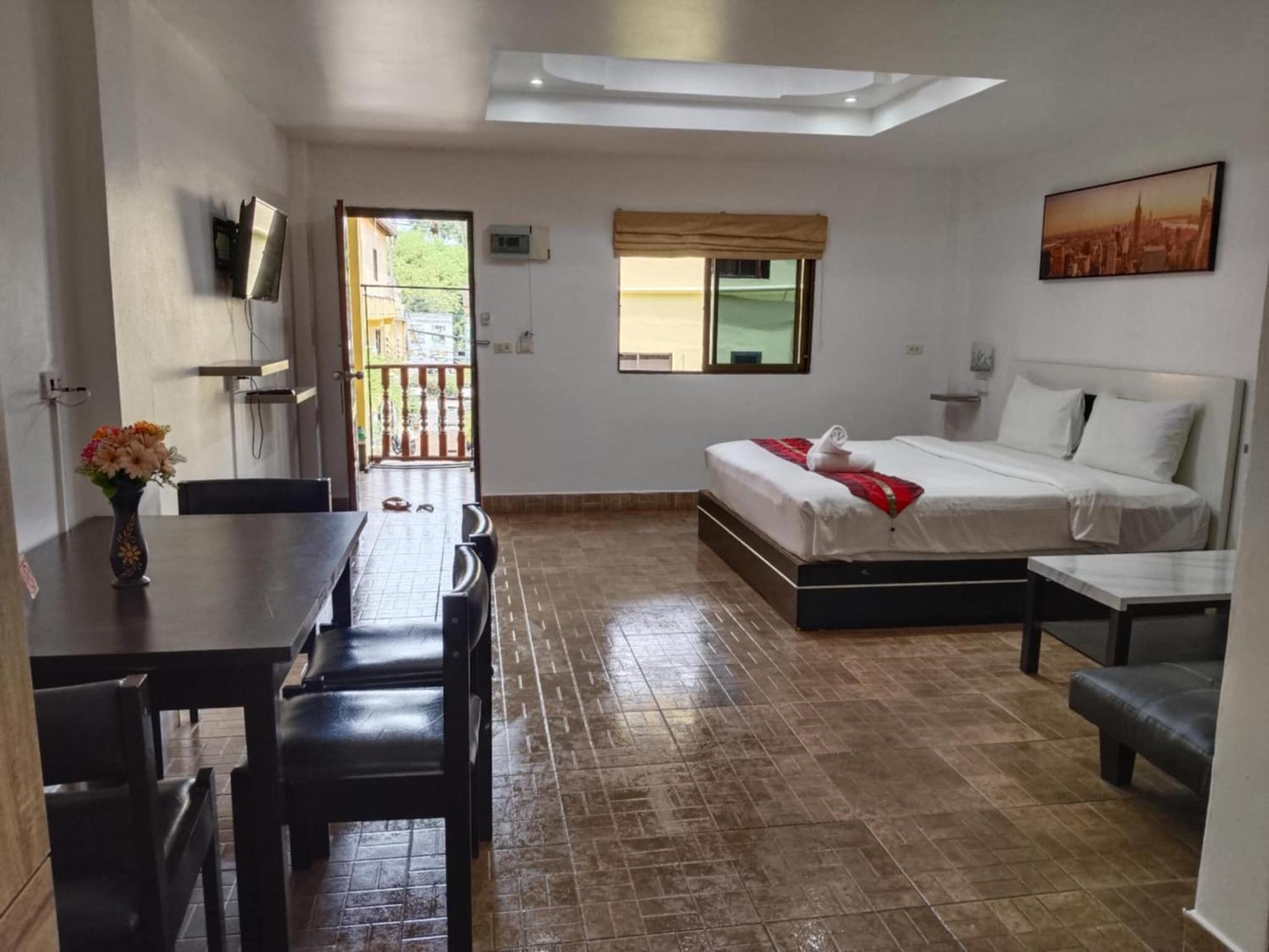 Phratamnak Inn - 100 Meter From Beach Pattaya Exterior photo